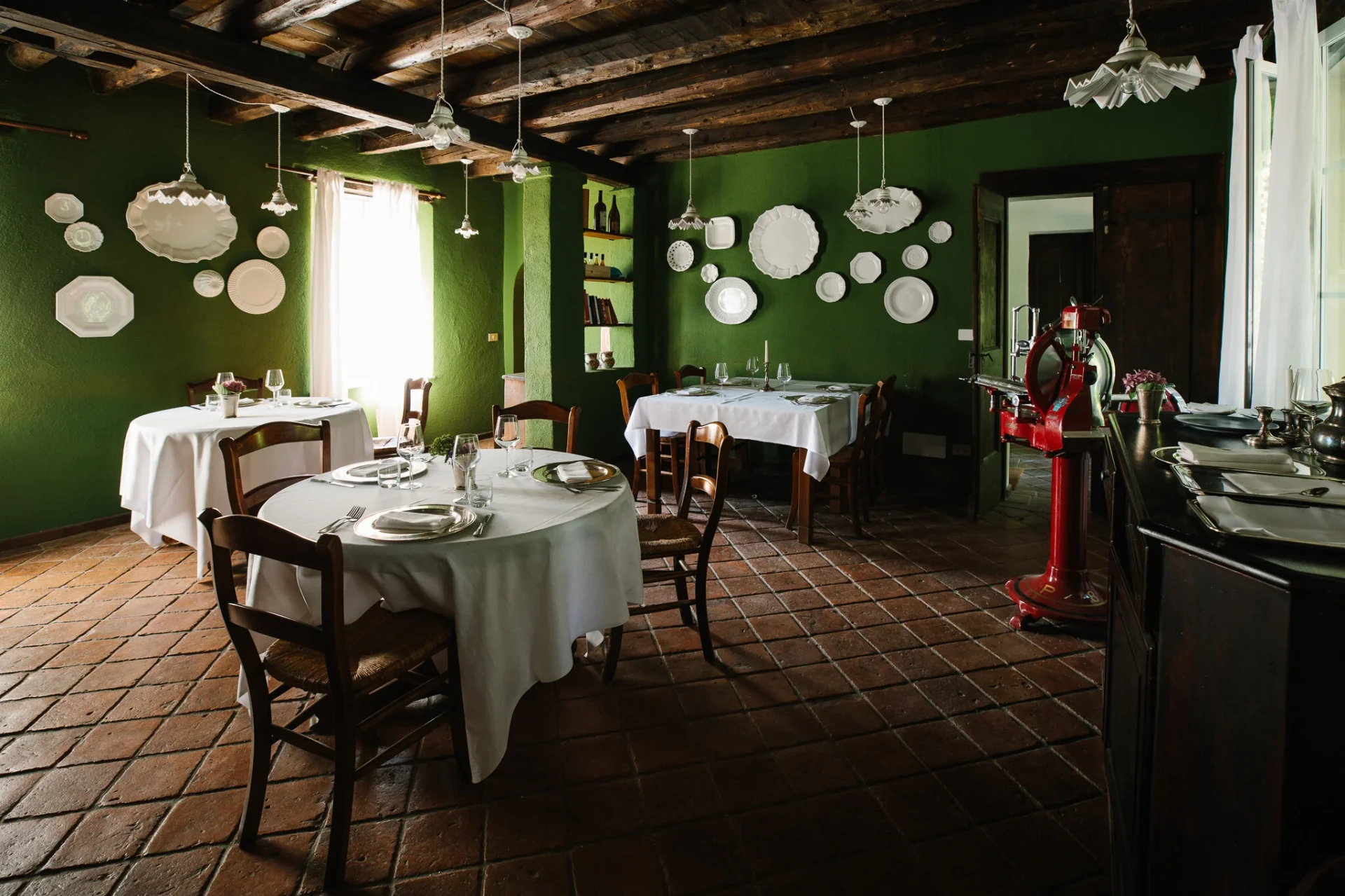 Sala interna con soffitto a travi e pareti verdi