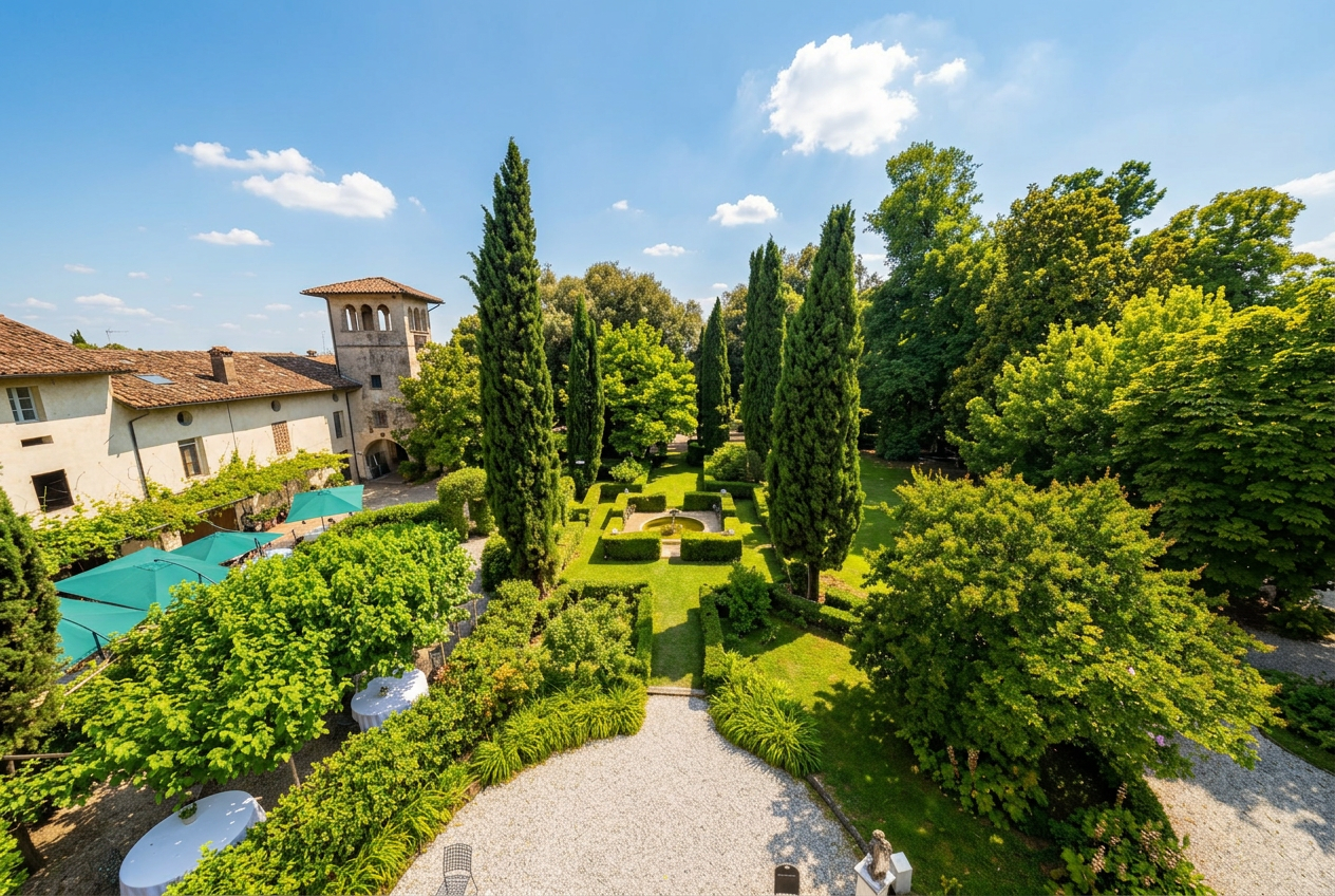 Giardino all'italiana con fontana e cipressi