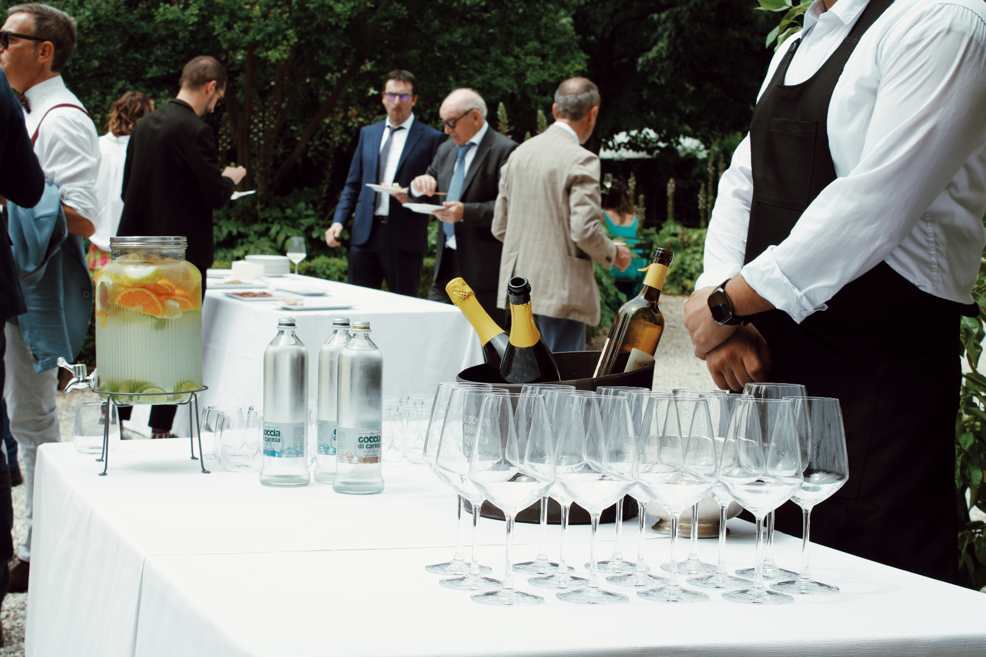 Aperitivo di benvenuto nel parco della villa
