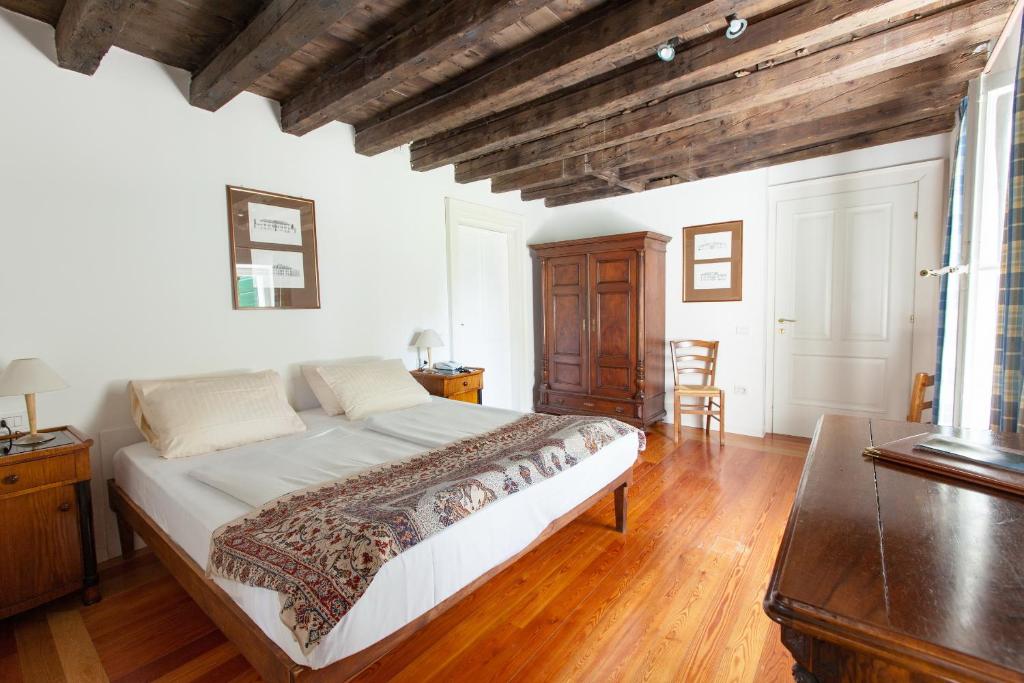 Camera storica con soffitto a travi in legno