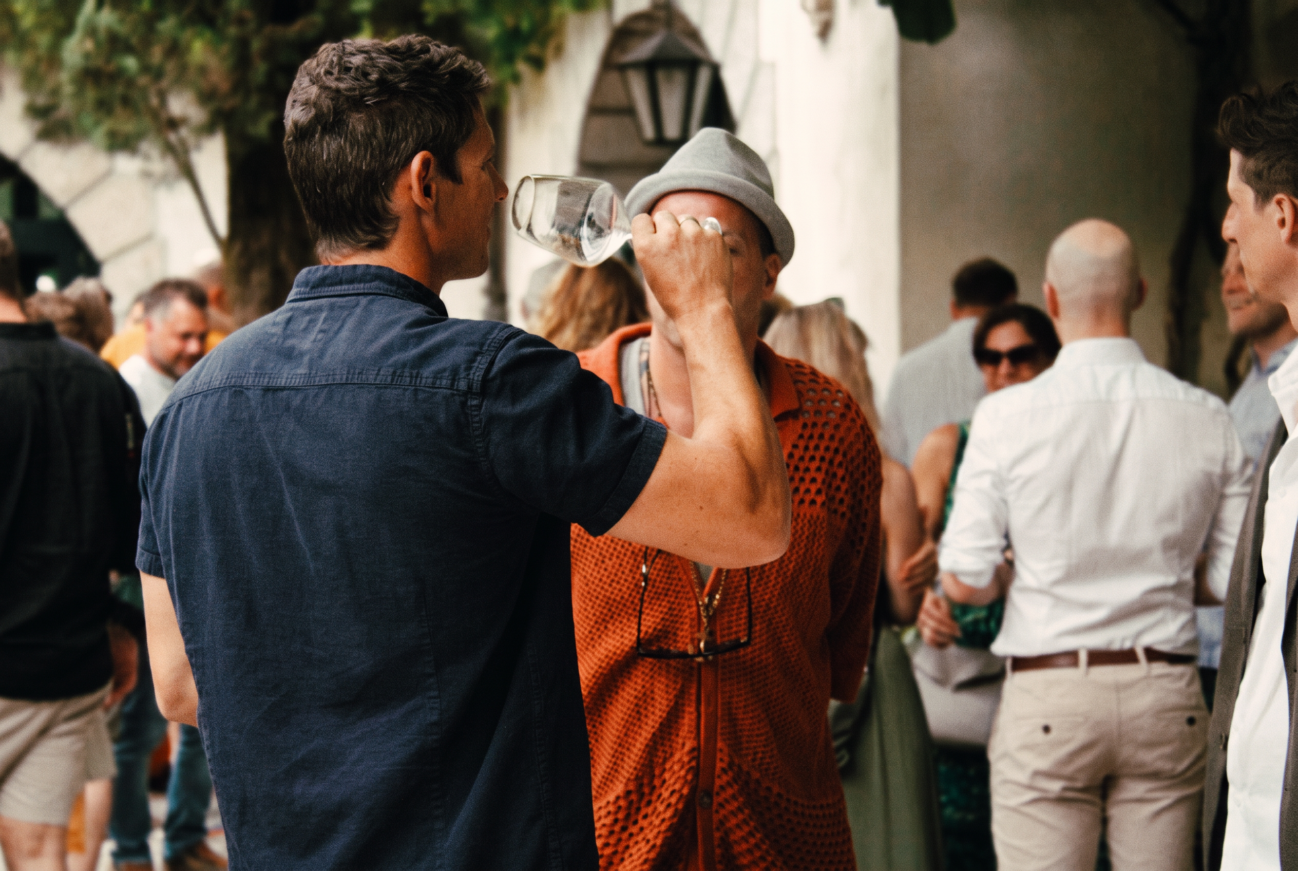 Aperitivo aziendale nel cortile con ospiti in conversazione