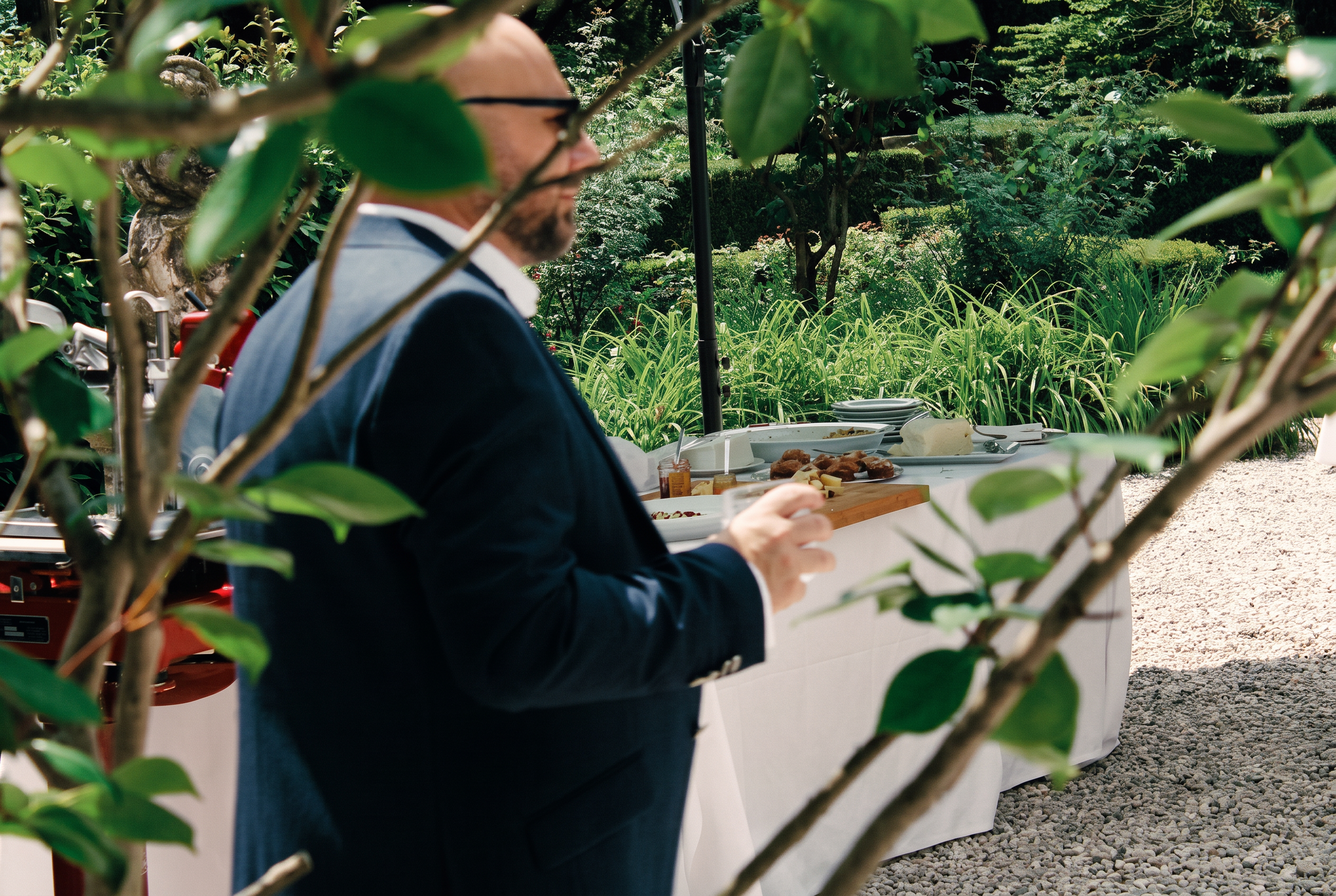 Isola gastronomica con taglio del prosciutto in giardino