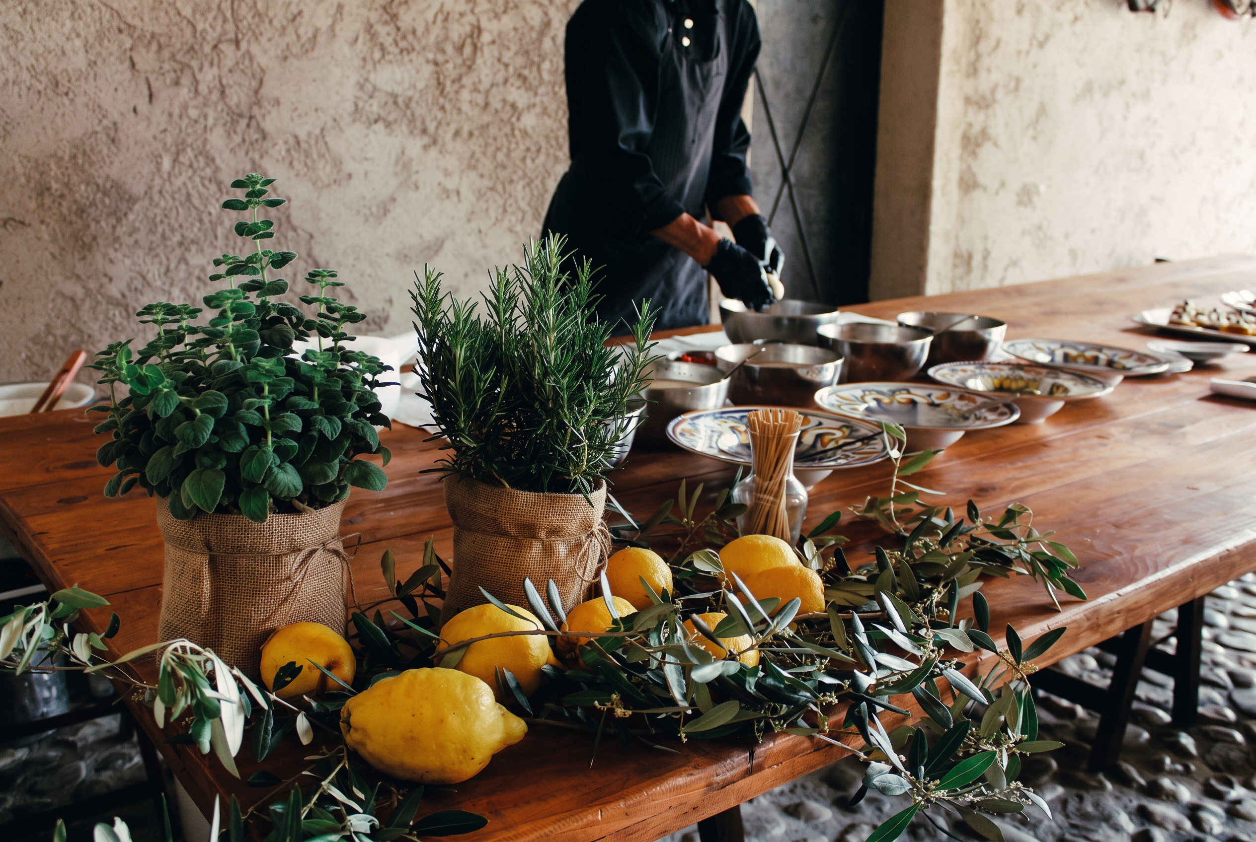 Mise en place con erbe aromatiche e limoni