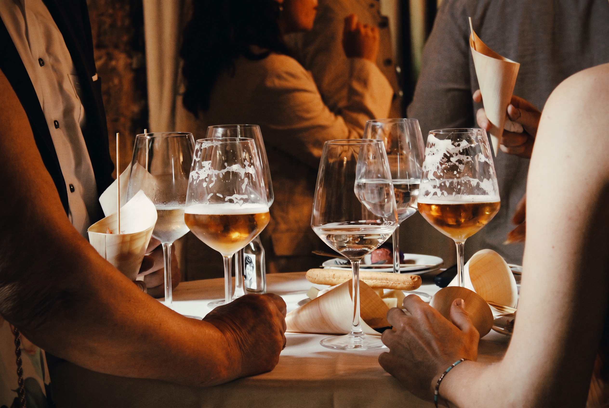 Aperitivo di nozze con calici e finger food